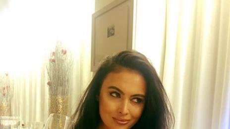 Клюкарката Лили се фука с годежен пръстен