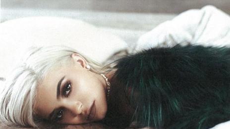 Чар или бедствие: Кайли Дженър рекламира бутика си с еротика