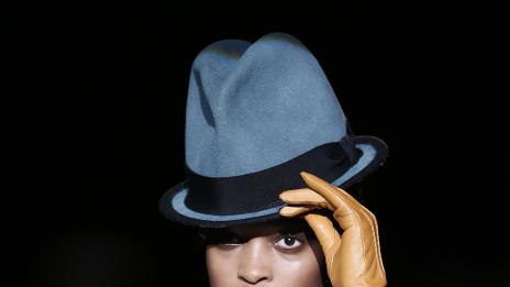 5 визии с шапки от подиума, които ни вдъхновиха