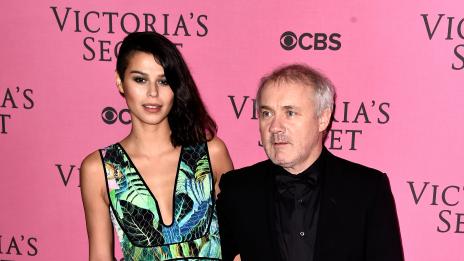 Най-богатият художник в света – Деймиън Хърст, заживя с модел