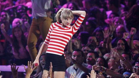 Пияната Тейлър Суифт би се обадила на Гуинет Полтроу