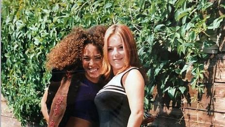 Мел Би и Гери карали голи по магистралата