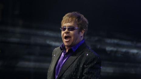 Елтън Джон иска Бекъм да тренира сина му на футбол