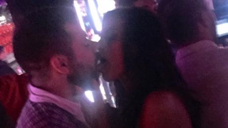 Преслава в страстна целувка с ново гадже