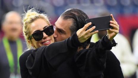 Влюбена: Лейди Гага показа новото си гадже