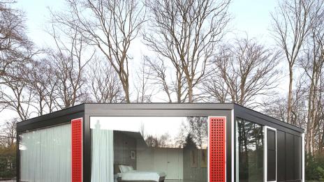 Многоъгълна къща пази дърветата