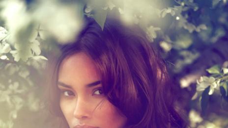 Съвременна Ева броди из гората