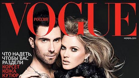 Фронтменът на Maroon 5 се появи гол с гаджето във Vogue