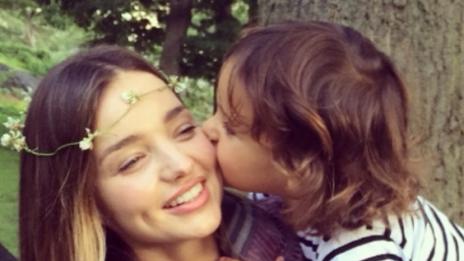 Миранда Кер изпраща сина си при Орландо винаги с бавачка