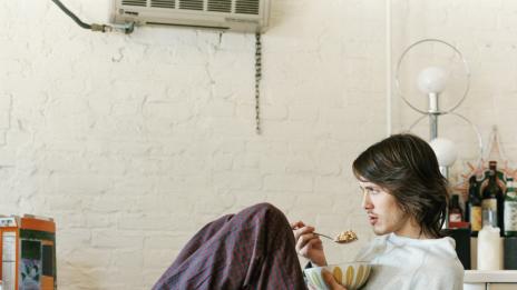 Защо като се храните сами наддавате на килограми