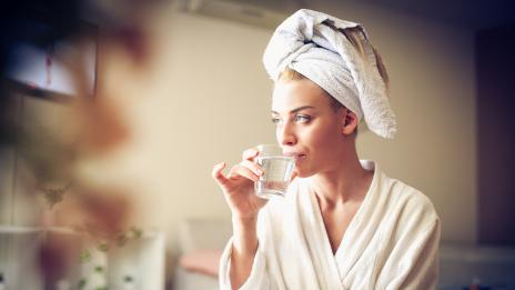 Топла вода на гладно сутрин – защо не?!