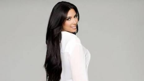 Ким Кардашян подчертава дупе в реклама на нейни дънки