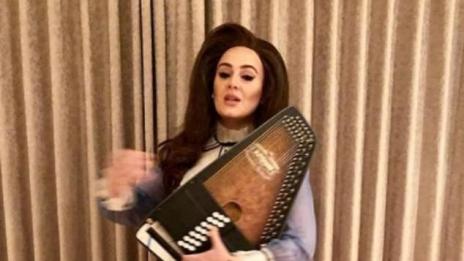 Адел изненада с визия в ретро рокля