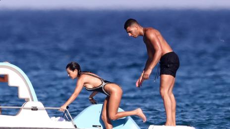 Кортни Кардашян отмаря на морето с младото си гадже
