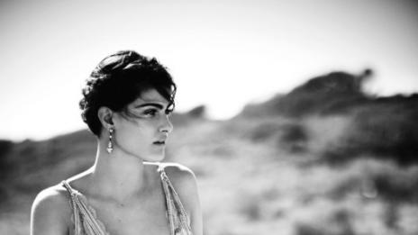 Изабели Фонтана като пустинен ангел