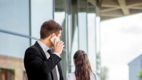 Нормално ли е мъжете да подсвиркват и закачат жените по улиците?