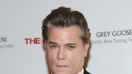 Рей Лиота съди козметична компания