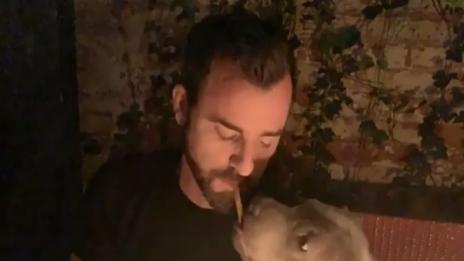 Вместо дами, Джъстин Теру води по ресторанти кучето си