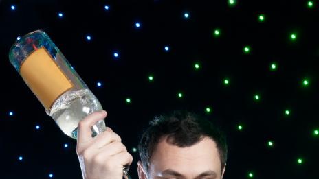 Как да привлечете вниманието на бармана