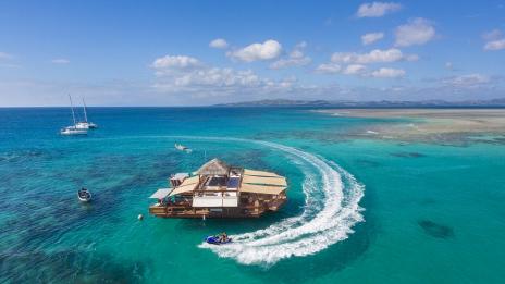 Плаваща пицария насред Тихия океан