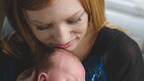 Унизена кърмачка срива имиджа на Victoria's Secret