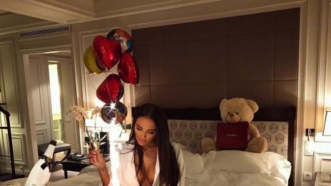 Николета си честити сама рождения ден... полугола!