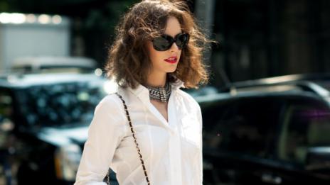 Идеи как да носите бяла риза