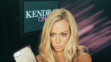 Плеймейтка призна как кръшкала на Хю под носа му