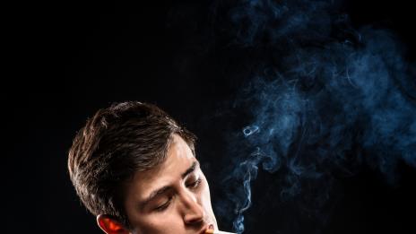 Не можете да спите? Откажете цигарите!