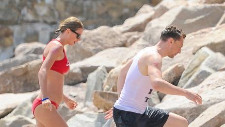 Тейлър Суифт и куп звезди на мокро парти