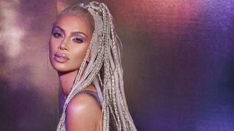 Чар или бедствие: Ким с плитки до коленете