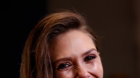 Елизабет Олсън се сгоди за музикант