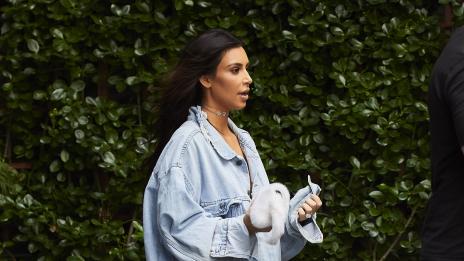 Ким Кардашян се появи в най-нелепите прозрачни ботуши