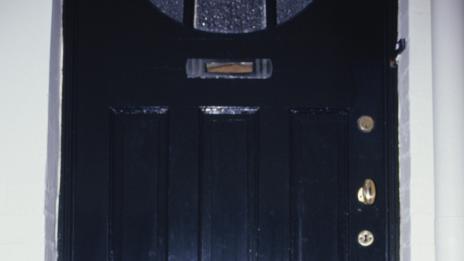 Трябва ли гостите ви да се събуват на вратата