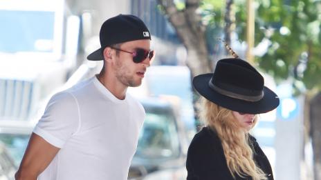 Мадона пак се уреди с „агнешко“, излиза с 30-годишен модел