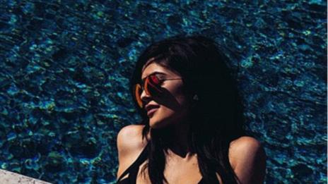 17-годишната Кайли Дженър провокира със секси снимки