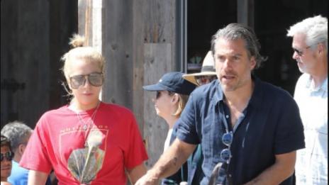 Всичко е сериозно: Папараци хванаха Лейди Гага на шопинг с новото й гадже