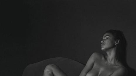 Ирина Шейк вече в познат стил – с еротична атака