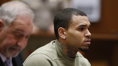 Крис Браун наби жена, насини ѝ окото