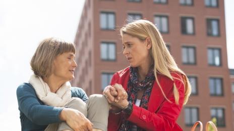 Жените прекарват по 20 дни в годината в разговори с майка си