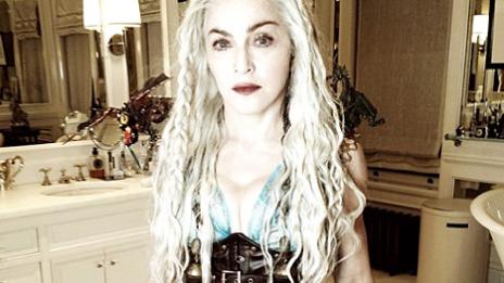 Мадона взе назаем костюма на Емилия Кларк от „Игра на тронове“