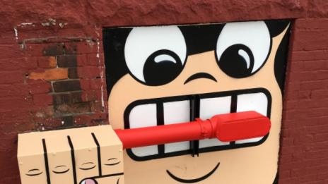 Уличното изкуство, което гони сенките от града