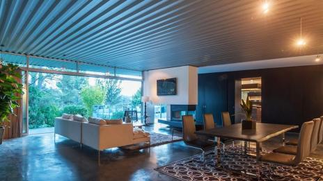 Алуминий и стъкло – домът на Зак Ефрон