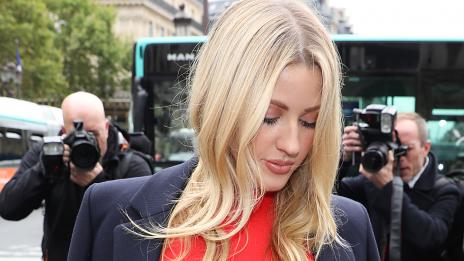 Ели Голдинг и тя в звездния тренд без сутиен