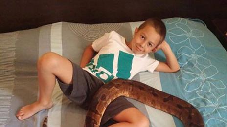 Емилия провокира със снимка на сина си със змия