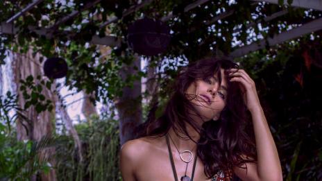 Цветна магия с Изабели Фонтана