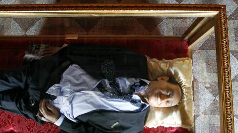 Погребаха Берлускони в стъклен ковчег