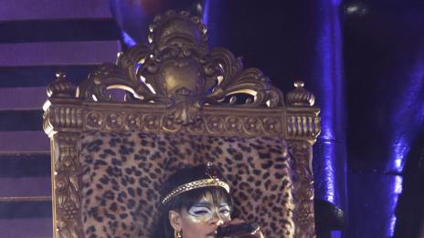 Риана е по-уверена, когато Крис е покрай нея