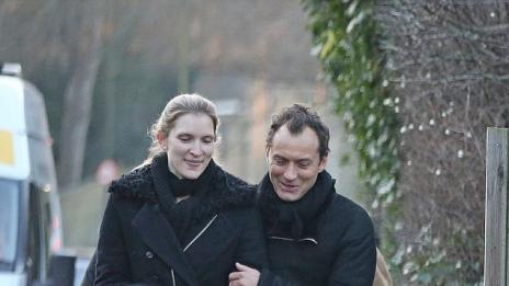 Джъд Лоу щастлив  и сгушен до Филипа