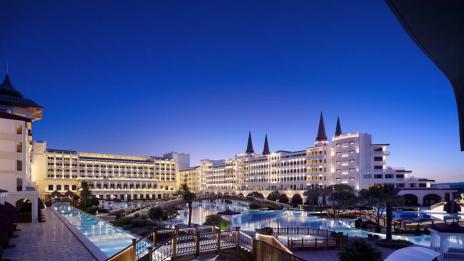 Императорският разкош в най-скъпия хотел на Средиземноморието